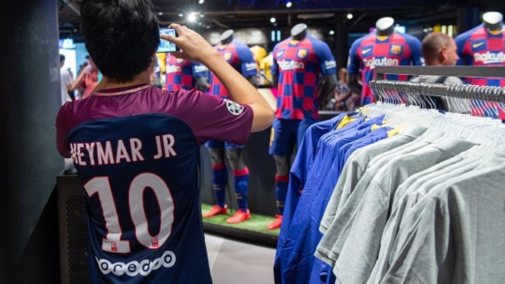 باريس يتوقف عن بيع قمصان نيمار في متاجر النادي