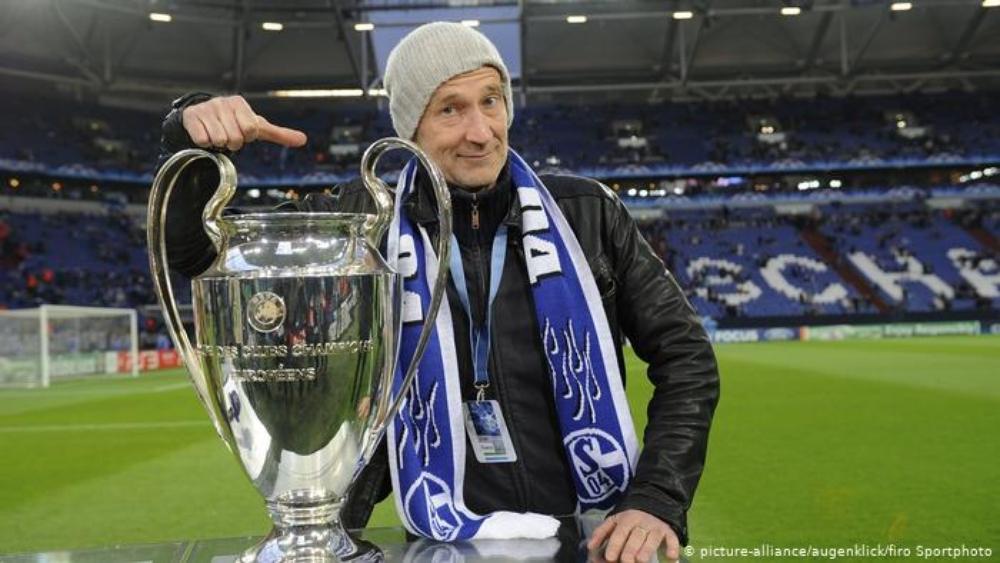 شالكه الألماني يفقد أحد أشهر مشجعيه بسبب "العنصرية" و الجماهير ترفع البطاقة الحمراء في وجه رئيس الفريق