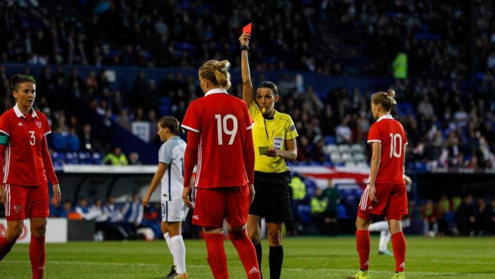 الحكمة فرابارت ستعامل ليفربول وتشيلسي مثل "مباريات النساء"