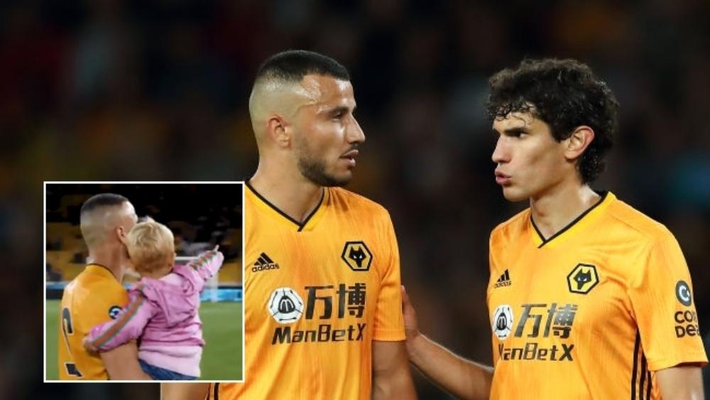 سايس يعانق ابنه احتفالاً بـ"100 مباراة" بقميص ولفرهامبتون الإنجليزي