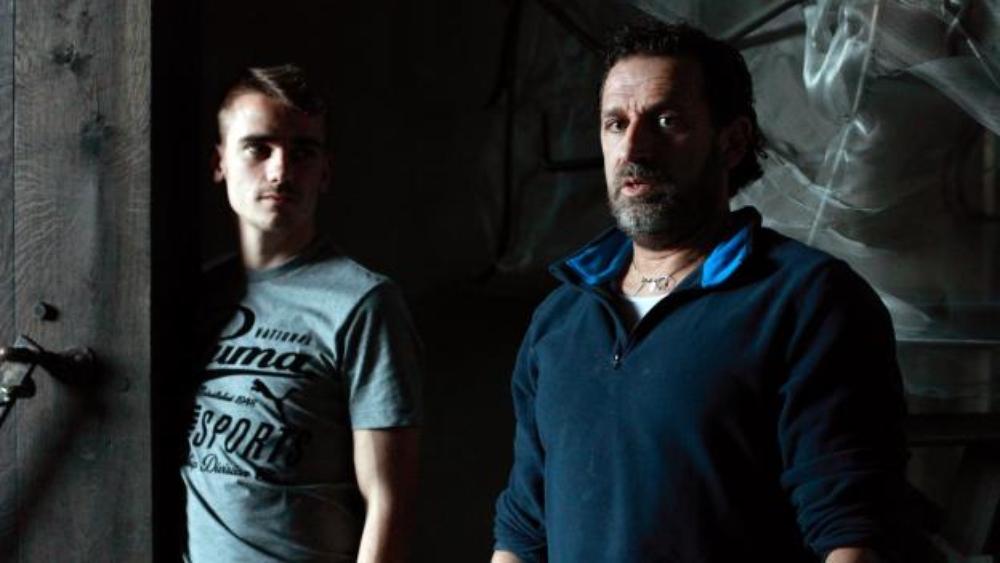 مكتشف جريزمان يعترف: "حين كان لاعبا في أتلتيكو مدريد اتصل به سواريز وبيكيه وميسي"