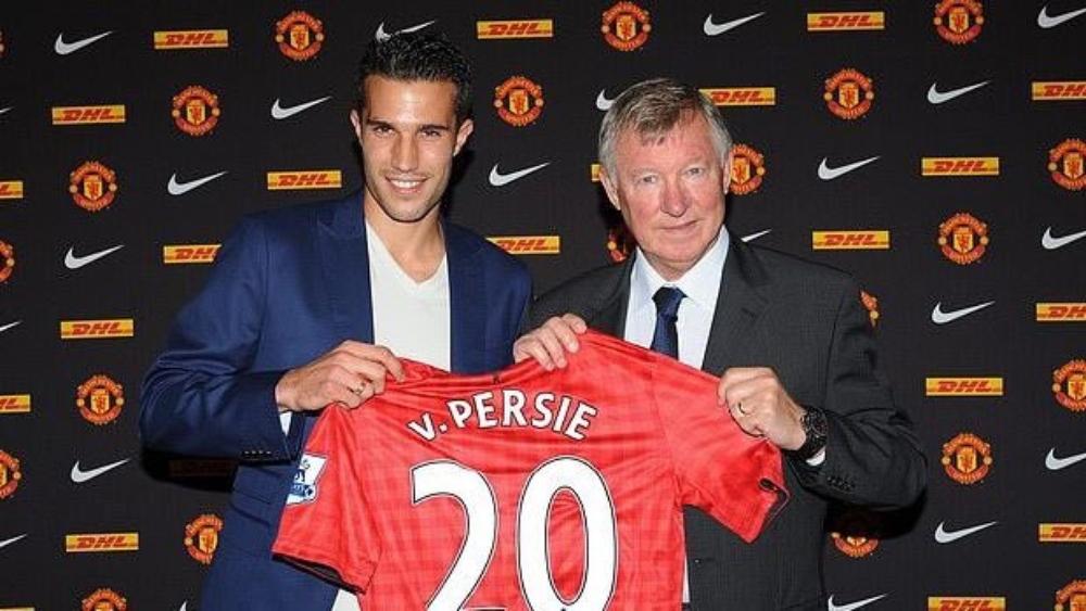 بعد سبع سنوات على رحيله .. فان بيرسي يُبرئ ذمته أمام جماهير آرسنال