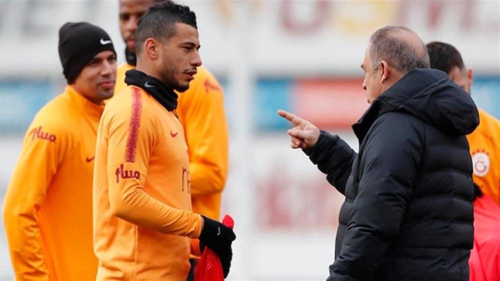 مدرب غلطة سراي يُحذِّر بلهندة ويُطالبه بتقليص عدد أخطائه