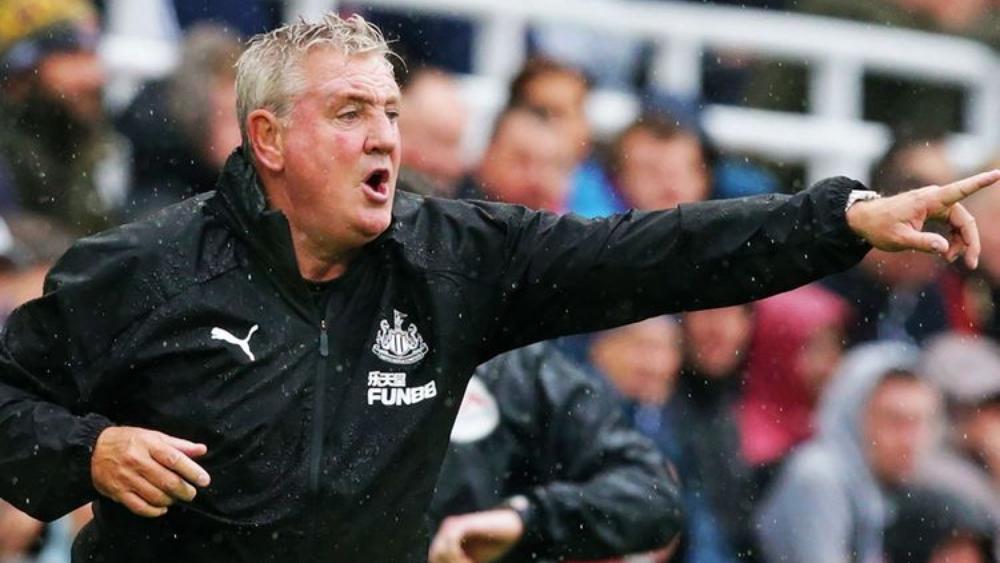 بروس: "نيوكاسل في أزمة صغيرة.. وأنا أعرف حلها"