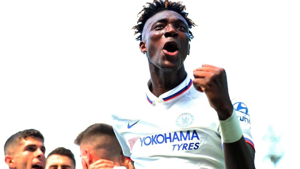 أبراهام يمنح تشيلسي فوزه الرسمي الأول بقيادة لامبارد