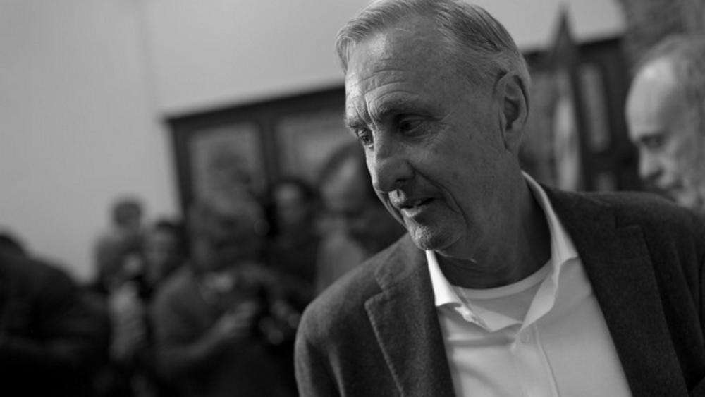 برشلونة يكرم كرويف بتمثال وافتتاح ملعب بإسمه