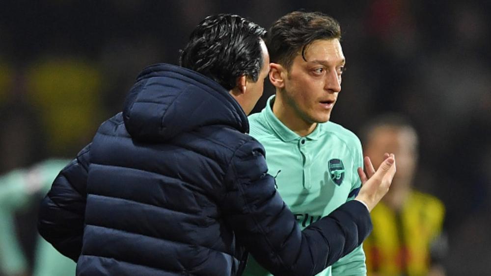 إيمري: أوزيل لن يرحل وجاهز للديربي ضد توتنهام