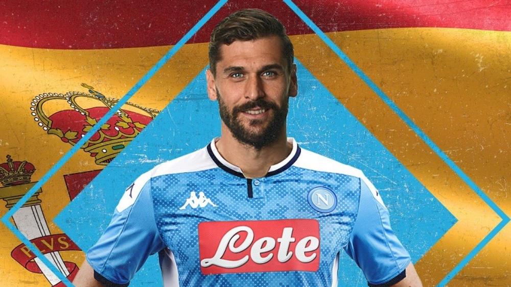رسميا | نابولي يعلن تعاقده مع المهاجم يورنتي