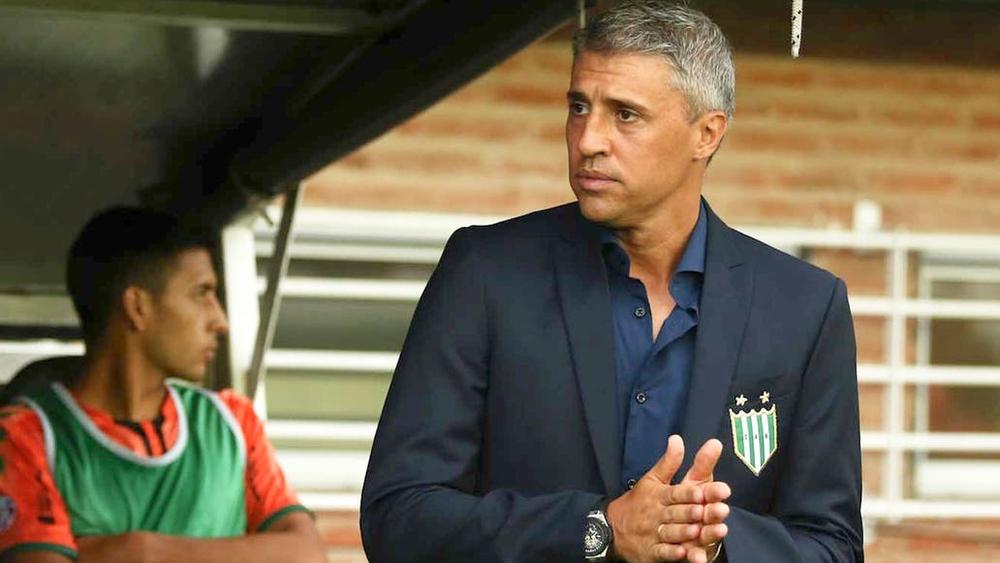 كريسبو يرحل عن تدريب نادي بانفيلد الأرجنتيني