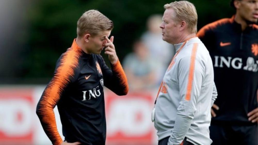 كومان يستشهد ببدايته مع برشلونة للدفاع عن دي ليخت