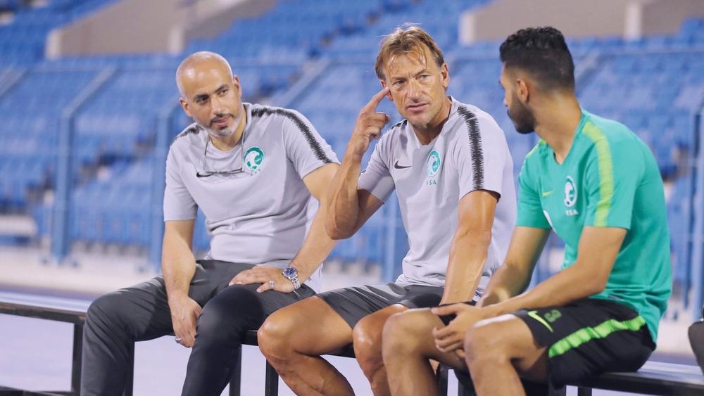 صحيفة | رونار يمنع لاعبيه وطاقمه من استخدام الهواتف الجوالة من أجل "سرية المعسكر"