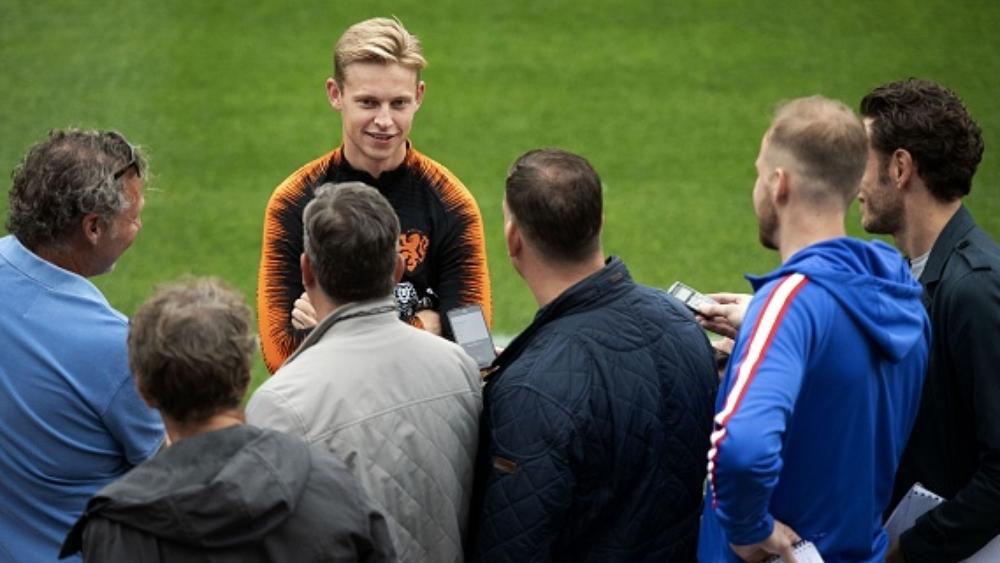 دي يونج يُجيب عن السؤال الأهم بشأن "معضلة" مشاركته في وجود بوسكيتس