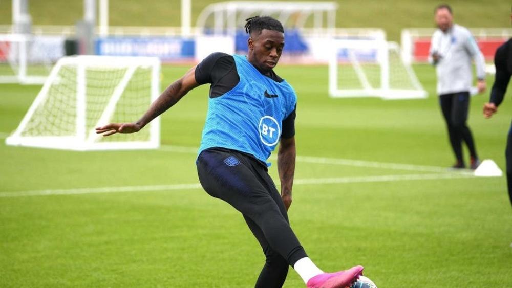 وان بيساكا يقطع تجربته الدولية مع إنجلترا بسبب الإصابة