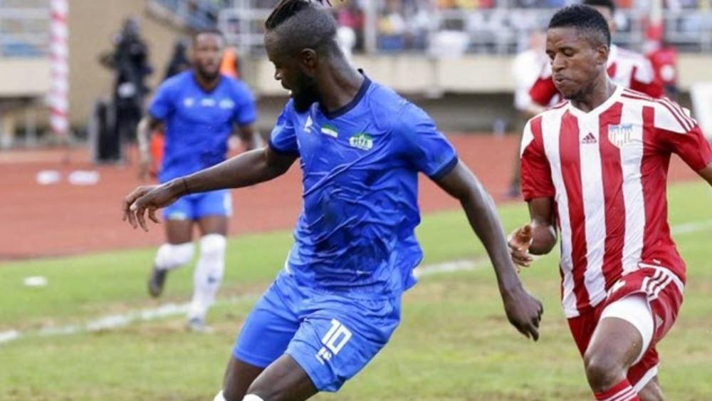 بالسكاكين والحجارة.. جماهير سيراليون تعتدي على لاعبي ليبيريا قبل لقاء العودة