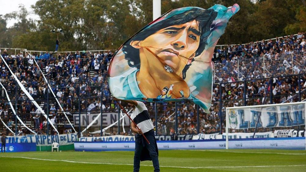 استقبال أسطوري لمارادونا من طرف جماهير فريقه الجديد.. ودييغو يؤكد: "الأحد القادم سنخوض مباراة حياة أو موت"