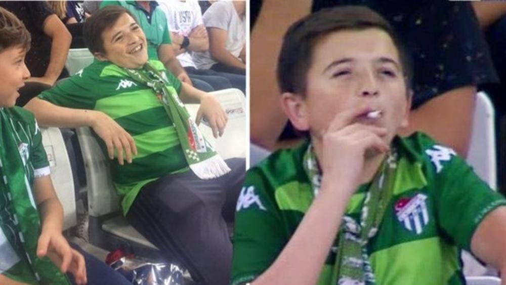 شاب في السادسة والثلاثين  .. حقيقة صورة الطفل الذي يدخن في المدرجات