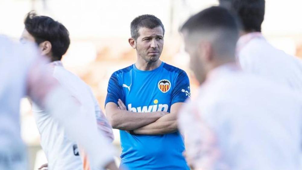 سيلاديس يواجه أول اختبار مع فالنسيا أمام برشلونة