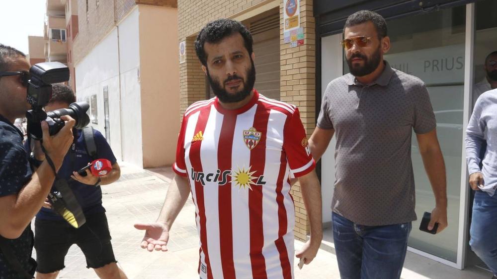 تركي آل الشيخ يهدف لكسب قلوب جماهير ألميريا عن طريق "إهداء" سيارات للأنصار