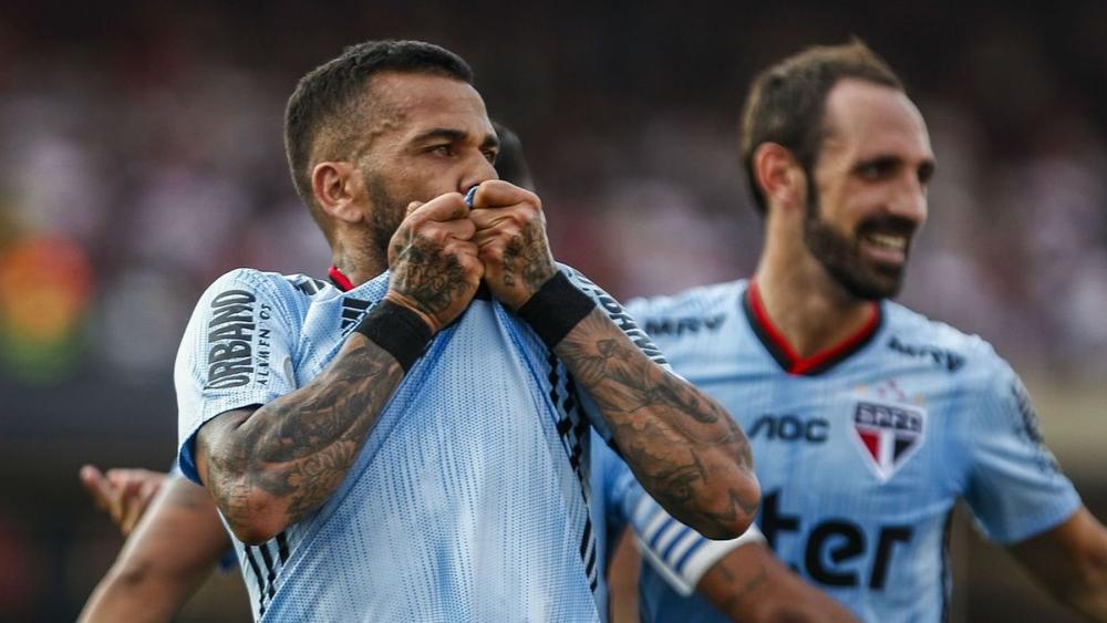 داني ألفيس: "كانت لدي فرصة للعودة إلى يوفنتوس أو برشلونة لكنني فضلت فريق أحلامي"