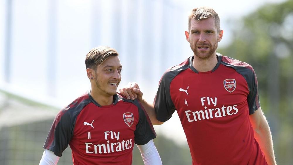 ميرتساكر عن أوزيل: "إنه عبقري.. بمجرد أن يمسك الكرة يستريح ويعتقد أنه يلعب في حديقة عامة"