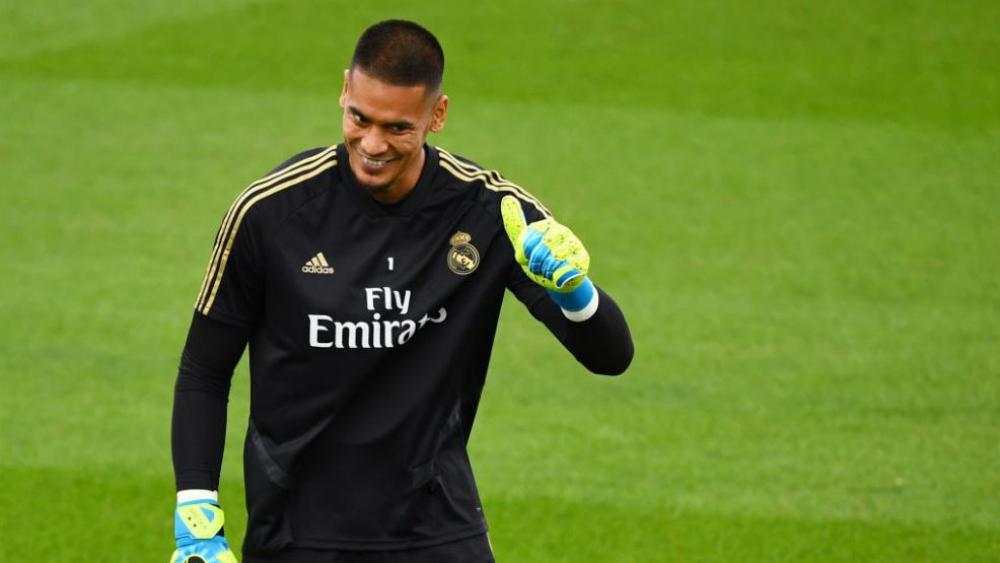 أريولا أثناء تقديمه بالقميص رقم 1: "كاسياس قدوتي .. وحمل قميصه يُشرفني"