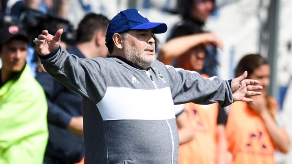 بالصور | مارادونا يسرق الأضواء باحتفالات "صاخبة" خلال ظهوره الأول مع جيمناسيا