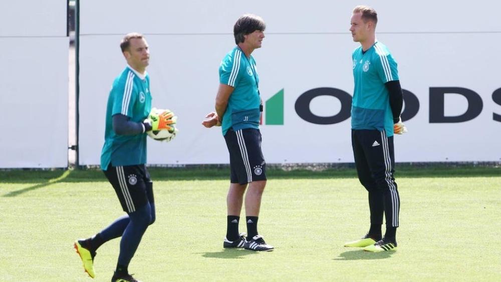 لوف يرد على تير شتيغن ويمنح نوير الأفضلية