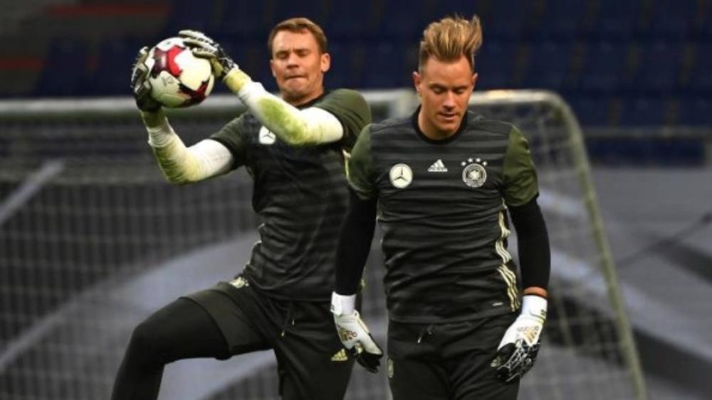 رئيس بايرن ميونيخ "يفتح النار" على تير شتيغن ويسخر من حارس برشلونة