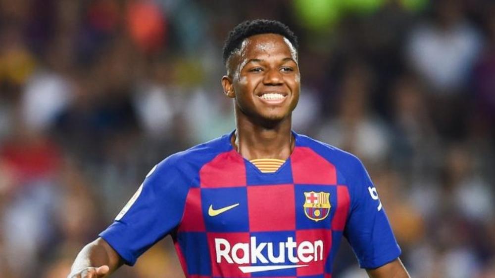 أنسو فاتي يحصل على الجنسية الإسبانية.. ويتجه للغياب عن برشلونة لمدة شهر