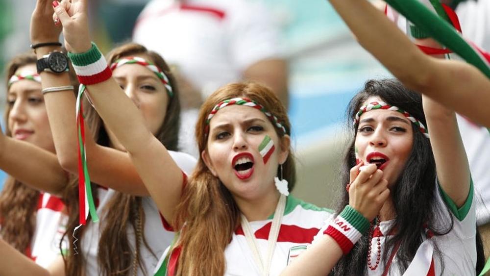 رئيس الفيفا يشيد بقرار إيران حول دخول النساء للملاعب