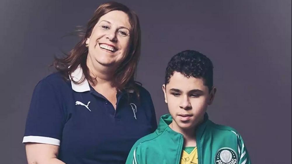 سيلفيا "أفضل مشجعة في العالم".. قصة رائعة لأمٍ وابنها الكفيف في الملاعب
