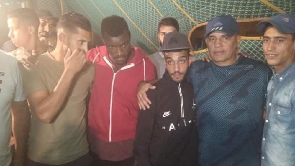 طاليب وبعض لاعبي الجيش الملكي يُقدِّمون التعازي لأسرة مُشجع الفريق المتوفي