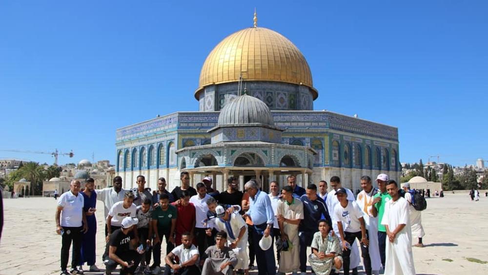 بالصور: لاعبو الرجاء في زيارة للمسجد الأقصى بالقدس لتأدية صلاة الجمعة