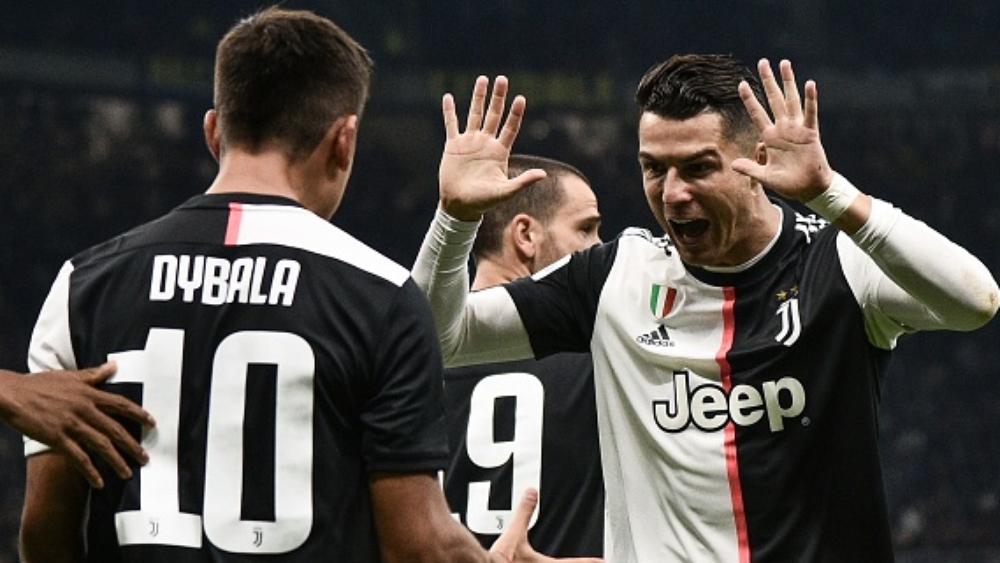 قبلة رونالدو لديبالا تستحوذ على اهتمام الصحافة الإيطالية