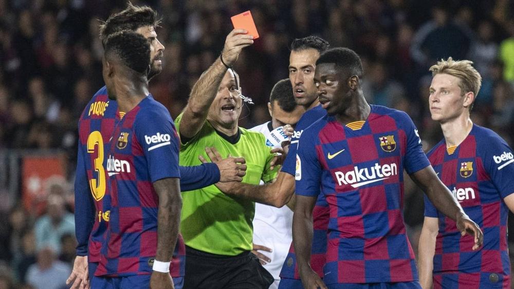 ديمبلي يرفض الحديث مع زملائه بعد أول بطاقة حمراء في مسيرته