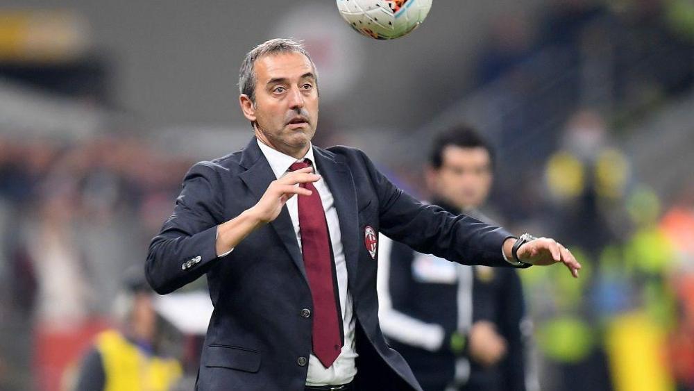أنباء عن اقتراب ميلان من إقالة مدربه جامباولو