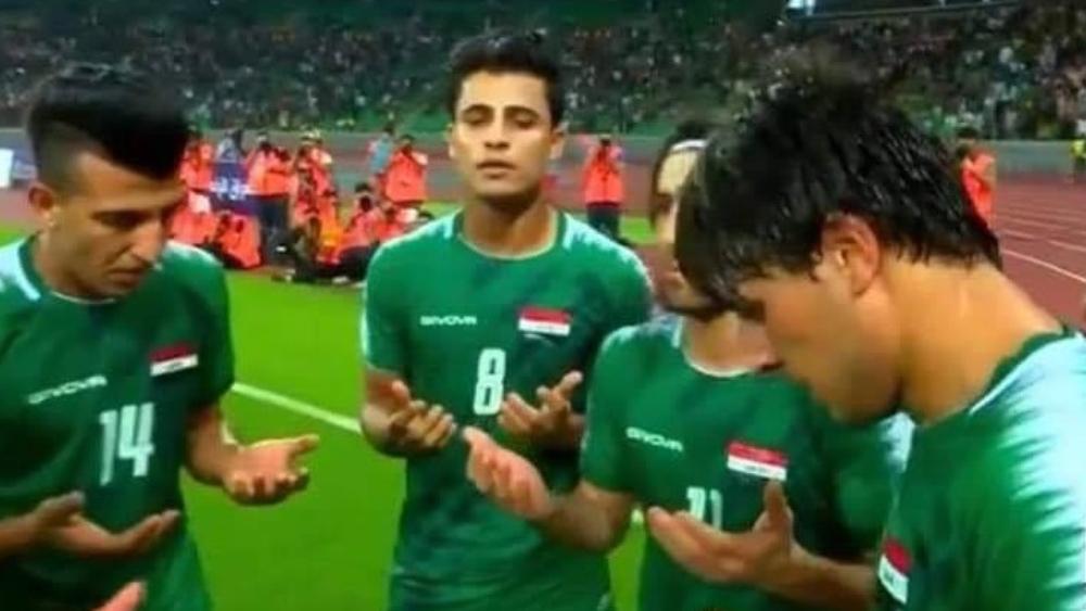 لاعبو منتخب العراق يرفضون الاحتفال بالهدف ويقرأون الفاتحة ترحما على "ضحايا التظاهرات"
