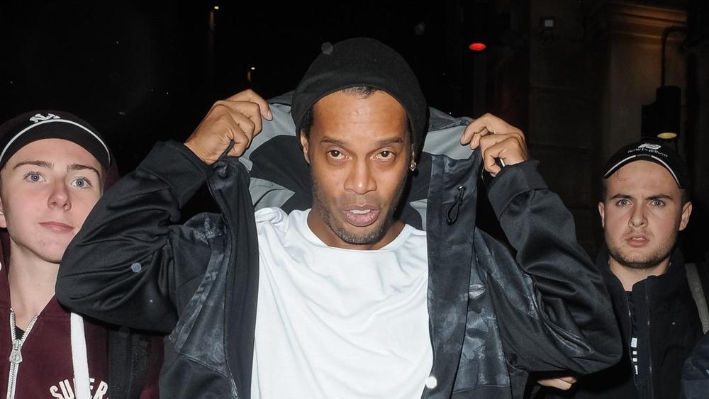 رونالدينيو في 'ورطة' جديدة.. النجم البرازيلي متهم بـ'النصب والاحتيال'