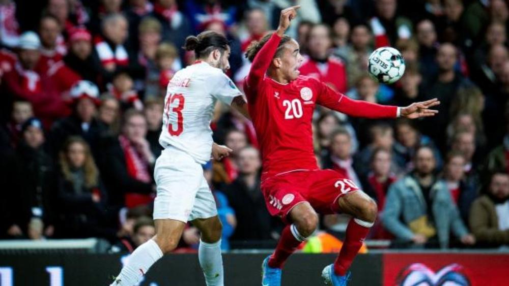 الدنمارك تهزم سويسرا وتتصدر مجموعتها في تصفيات اليورو