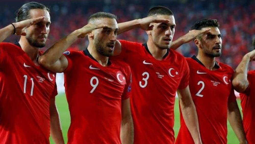 الاتحاد الأوروبي يفتح تحقيقًا حول التحية العسكرية للاعبي تركيا