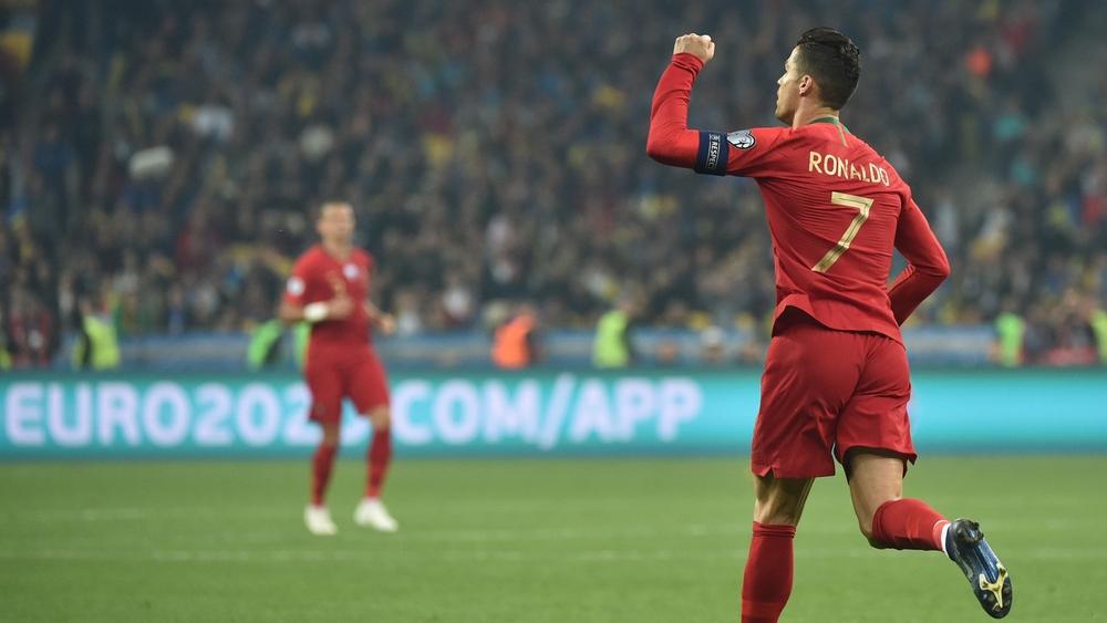 رونالدو: "الأرقام القياسية هي التي تطاردني .. ولا أتذكر عددها"