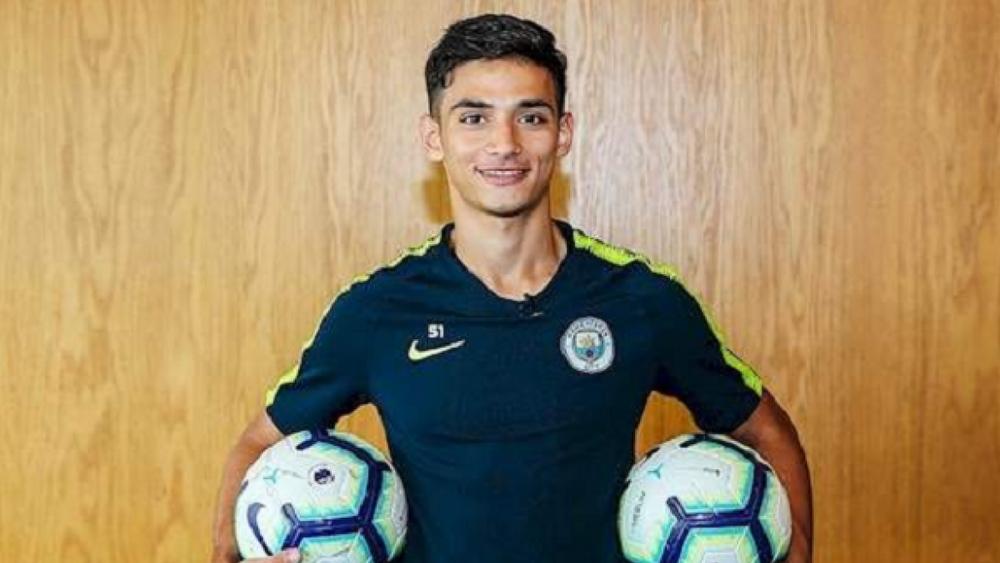 مهاجم رديف مانشستر سيتي يُشاهد مباراة المغرب والغابون من الملعب