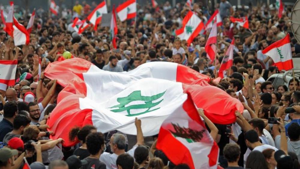 محتجون لبنانيون غاضبون من حكومتهم: "بنزيمة هو الحكومة وبس!"