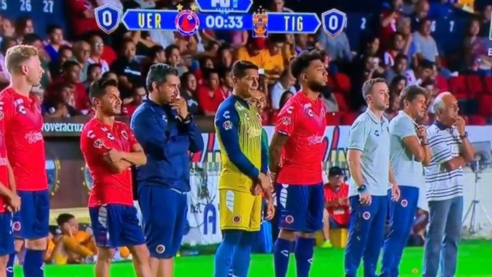 في مشهد غريب.. لاعبو فريق مكسيكي يدخلون الملعب ويرفضون لمس الكرة احتجاجا على عدم الحصول على مستحقاتهم!