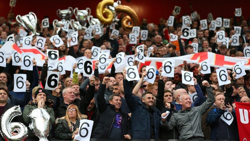 جماهير ليفربول استفزت جماهير اليونايتد بلافتات الرقم "6"