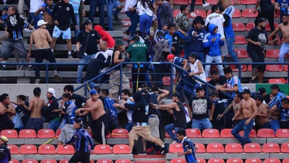 إلغاء مباراة في الدوري المكسيكي 5 دقائق قبل نهايتها بسبب شغب الجماهير!