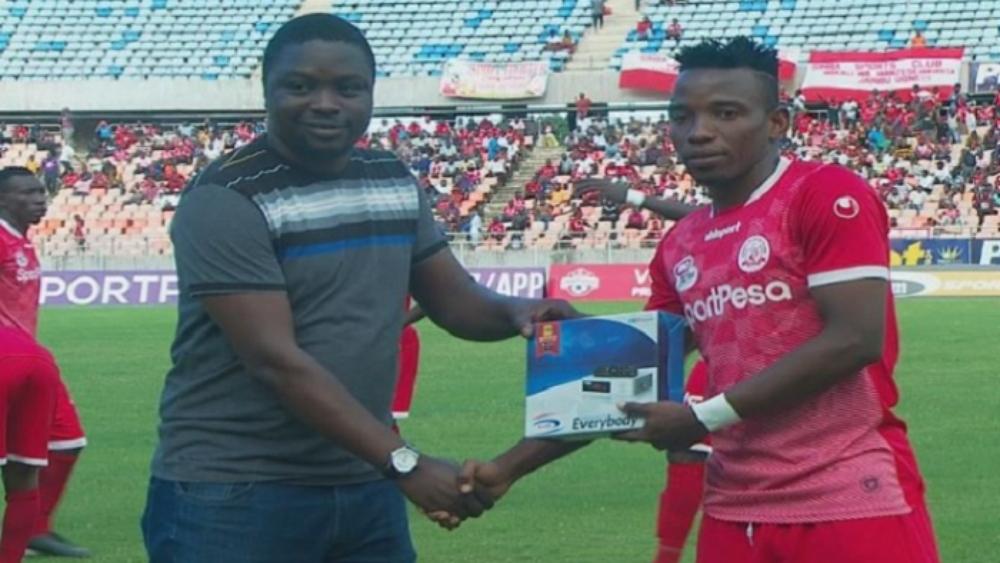 بعد الدجاجة..جائزة "غير مسبوقة" للاعب الشهر في الدوري التنزاني!