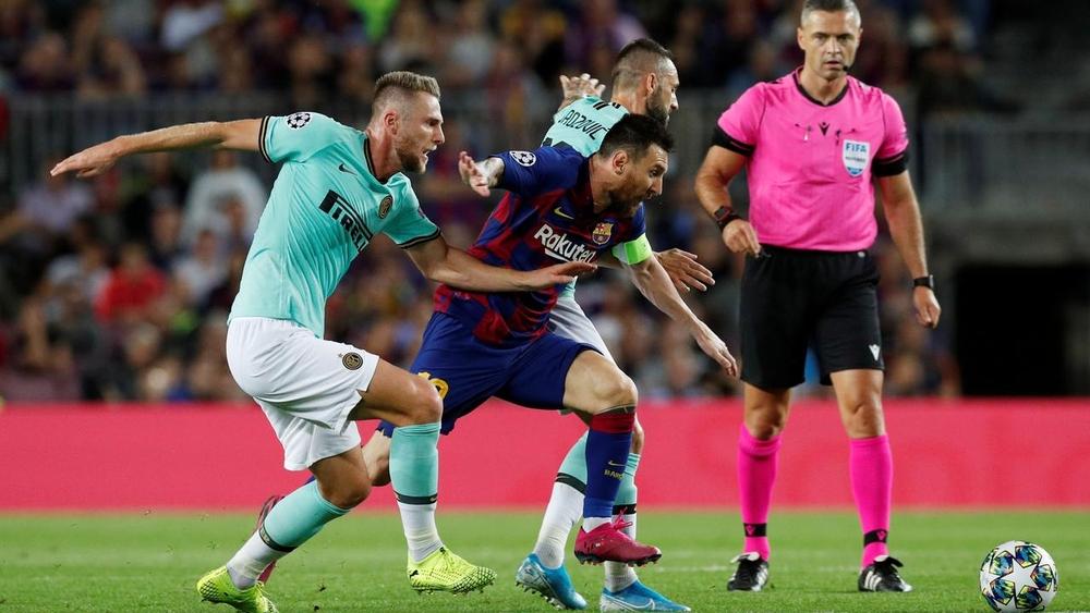 برشلونة يريد تقوية دفاعه بلاعب الإنتر.. ومانشستر يونايتد يدخل على الخط