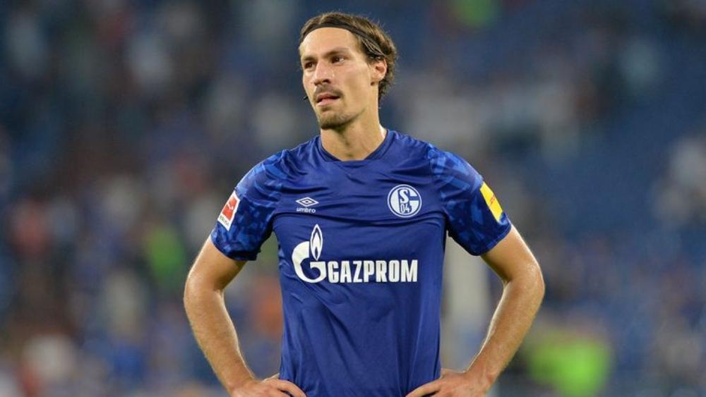 شالكه يعلن غيابه مدافعه ستامبولي لمدة شهرين