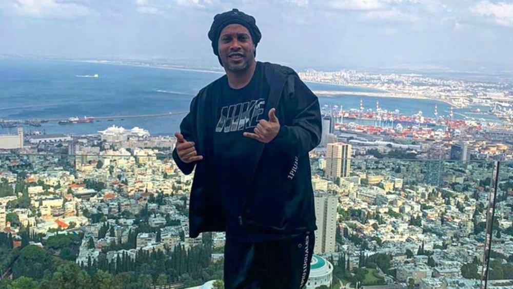 رونالدينيو يتمكن من مغادرة البرازيل رغم إفلاسه.. وقدمه تطأ الأراضي المحتلة في فلسطين!